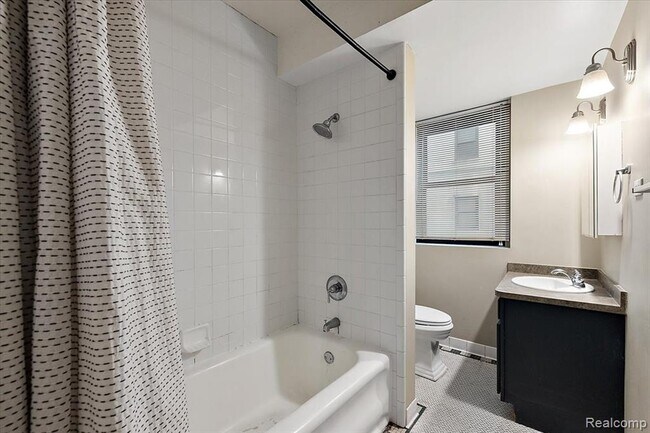 Building Photo - 15 E Kirby St