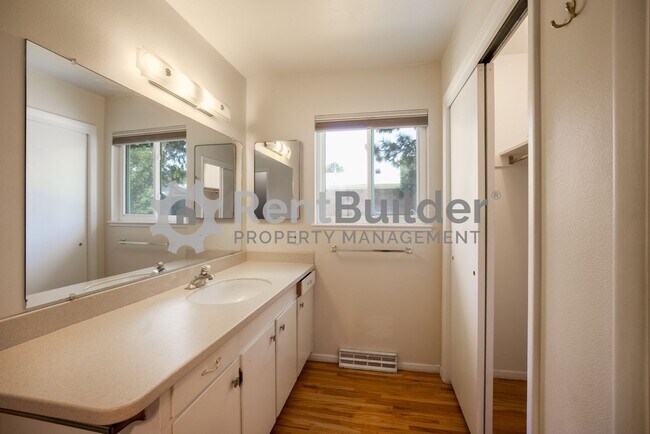 Building Photo - 6504 Loftus Ave NE