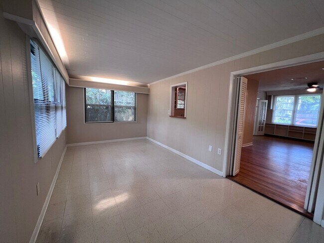 Building Photo - 2/2 House Walking Distance to Campus - Available Fall 2026!