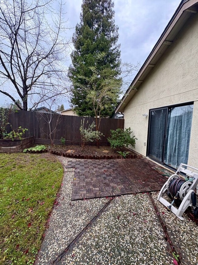 Building Photo - Updated 2bed/2full bath home in Pocket