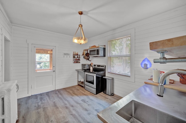 Building Photo - 826 Hamlin St