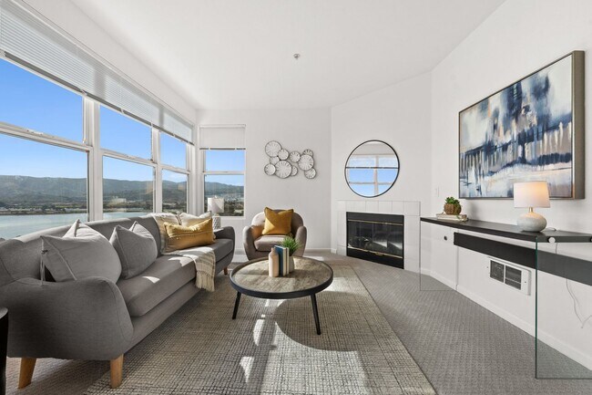 Building Photo - Epic REA - Top floor, Sweeping Views, 3 BR...