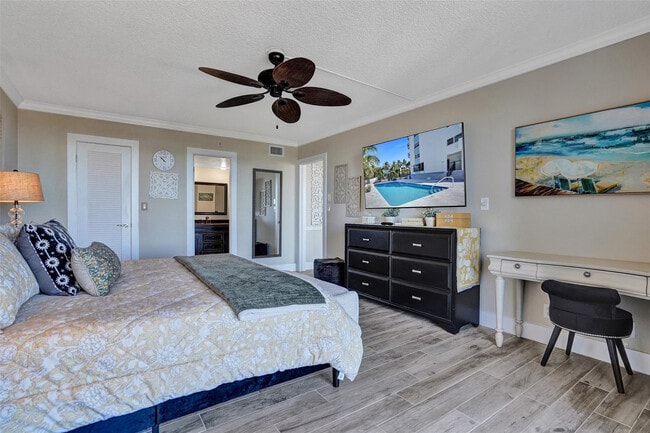 Building Photo - 3051 NE 48th St