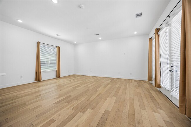 Building Photo - 208 N York St