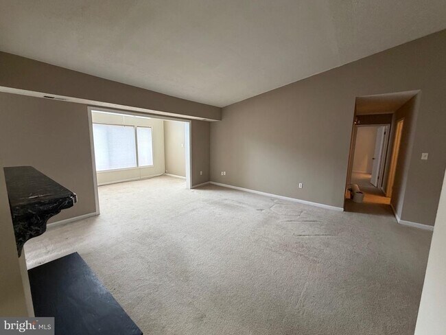 Building Photo - 916 Windbrooke Dr