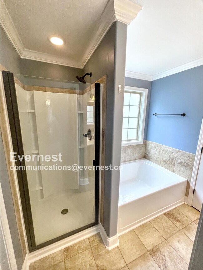 Building Photo - 650 Fox Hound Dr