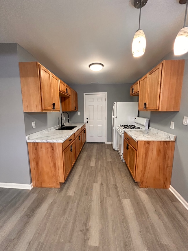 Building Photo - 2025 Central Dr