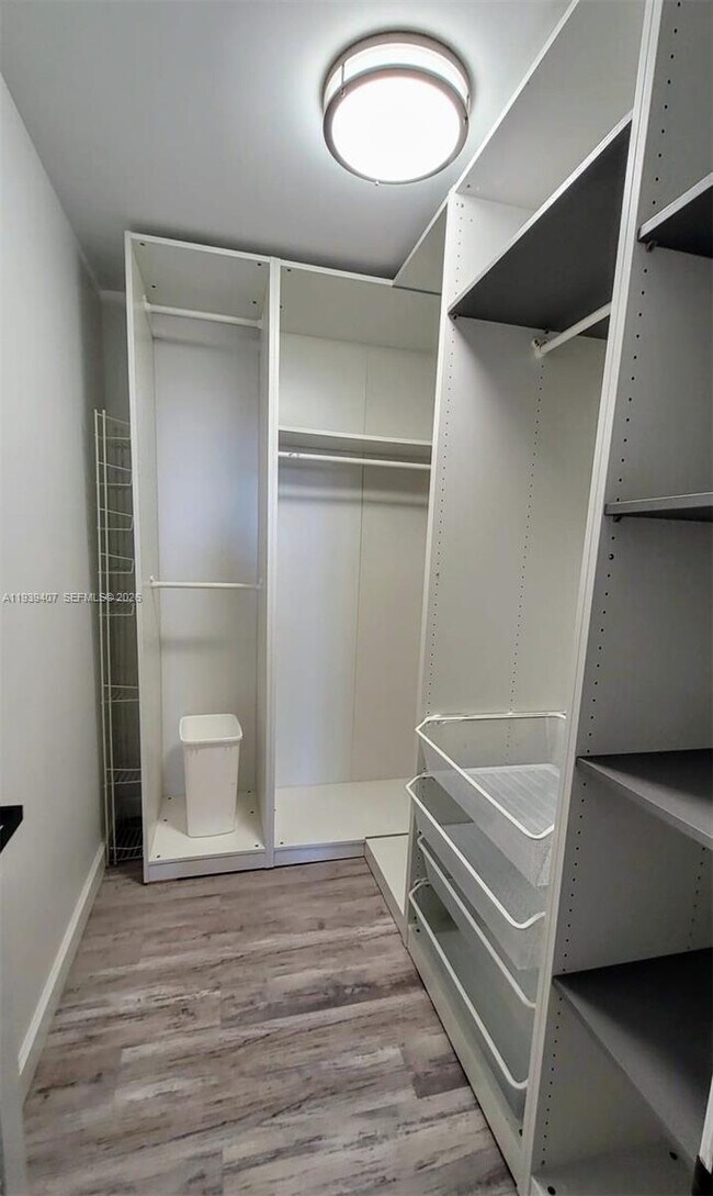 Building Photo - 2500 Parkview Dr