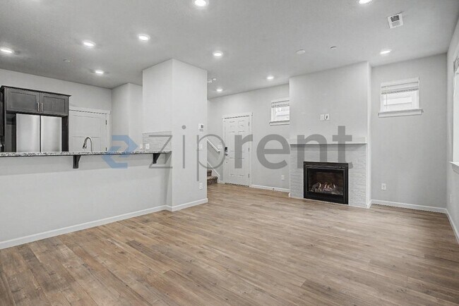 Building Photo - 4231 S Cloverhill Wy