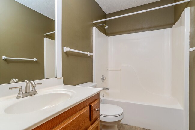 Building Photo - Bright 3-Bed Home Kearney, MO