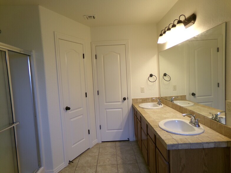 Double sinks, large closets in MB - 3876 W Mahogany Dr