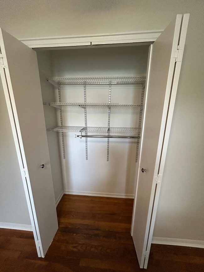 Building Photo - Cozy 2 bedroom/1 bath condo in the heart o...