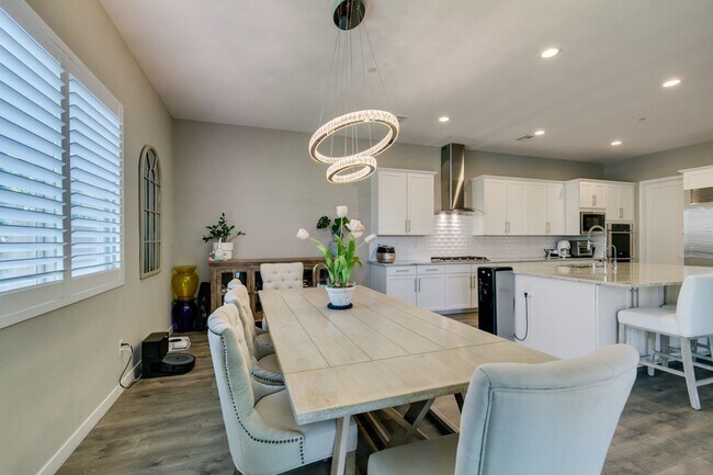 Building Photo - Luxury Rental with Mountain Views in Gated Henderson Community