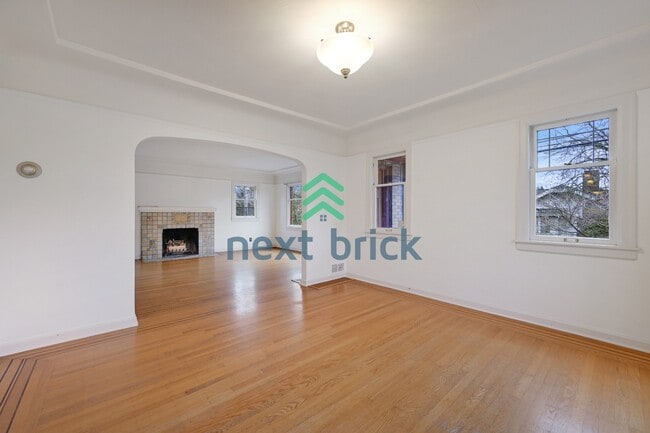 Building Photo - A classic vintage house ready to rent