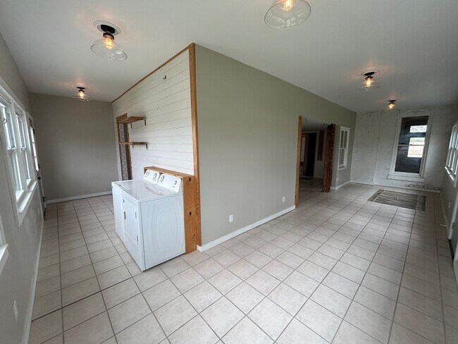 Building Photo - 4 Bedroom 2 Bathroom