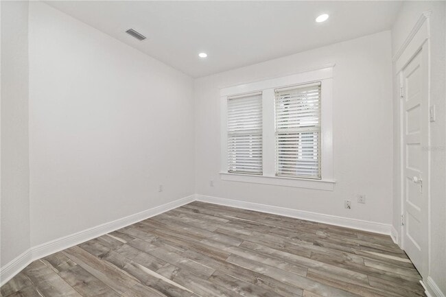 Building Photo - 409 S Willow Ave