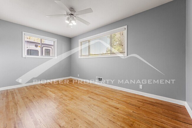 Building Photo - Single Family Home with 1 Car Garage and Central Air!