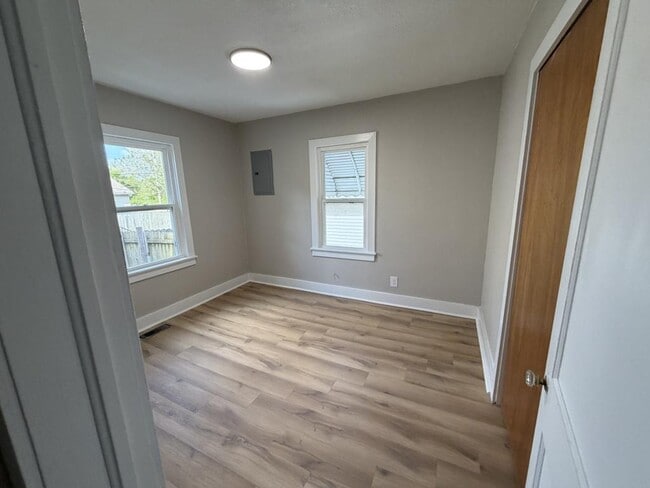 Building Photo - 327 S Brownell Ave