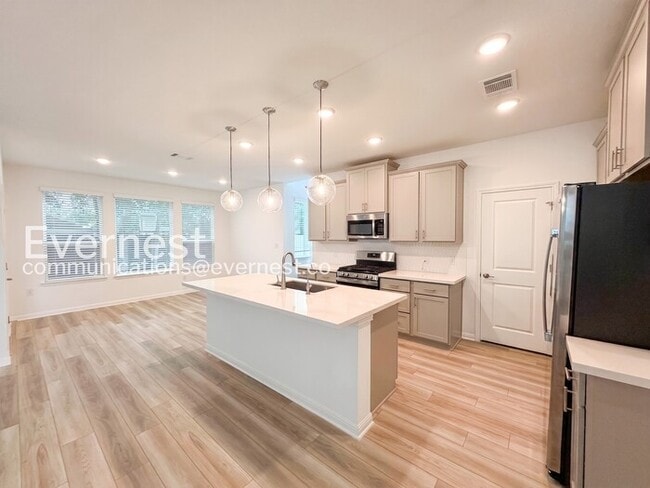Building Photo - Modern Comfort & Texas Charm Await with Garage / 3 Beds & 1 bath / Available Now!