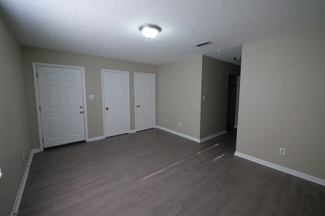 Building Photo - 2 BR / 1 BA Duplex on Atlas Road