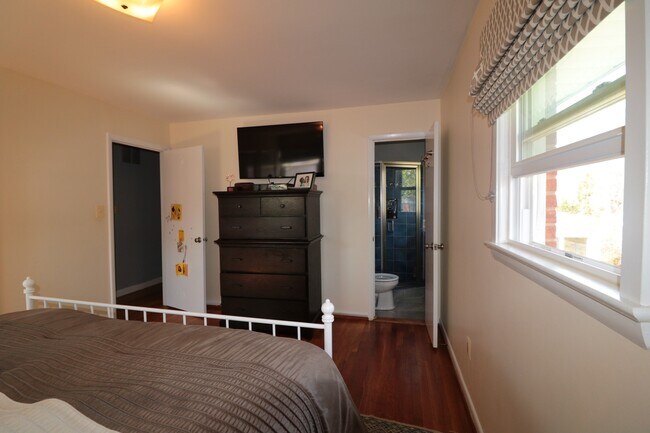 Building Photo - Spectacular 4 Bedroom, 3.5 SFH - Fenced Ya...