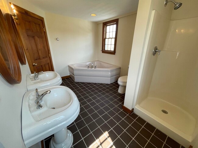 Building Photo - 454 Main St