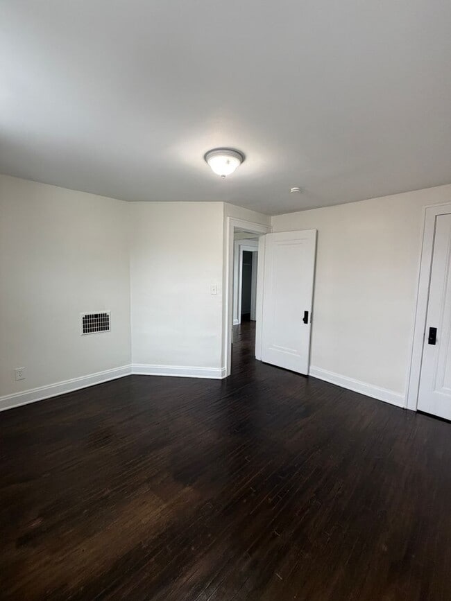 Building Photo - Freshly Renovated 2/1 in the Heart of Columbus