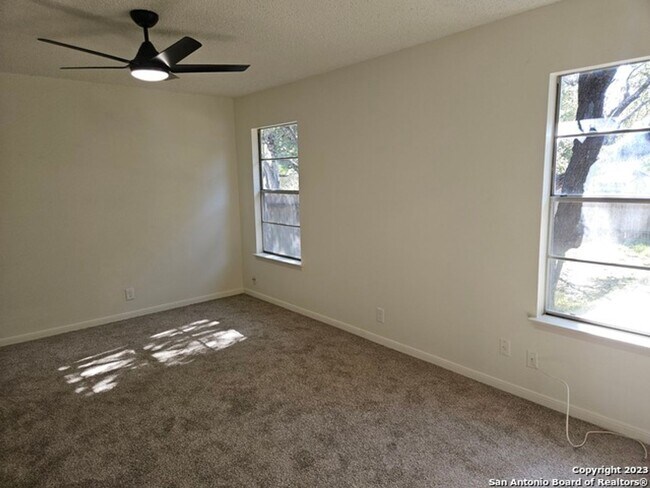 Building Photo - 4 Bedroom one story in Silver Creek