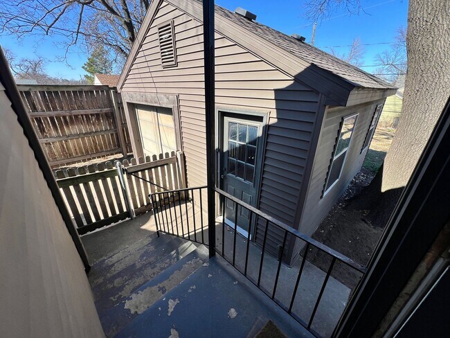 Building Photo - Beautifully renovated Midtown charmer