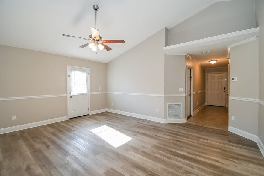 Building Photo - 3083 Wavering Ln