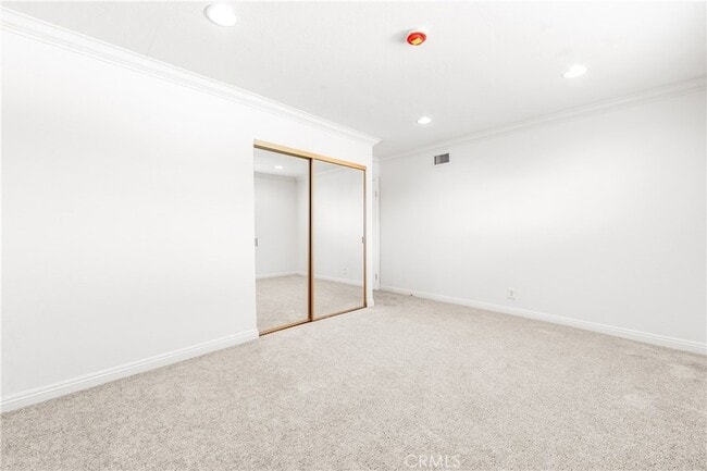 Building Photo - 5892 Meadowlark Dr