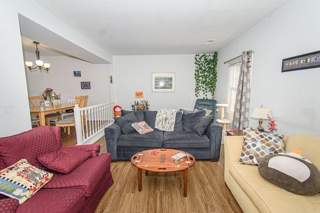 Building Photo - Charming 4 Bed 3.5 Bath Townhome