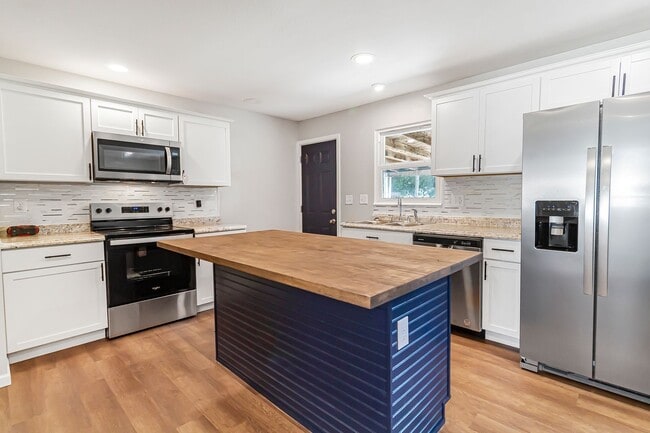 Building Photo - 181 SE State Rte 13