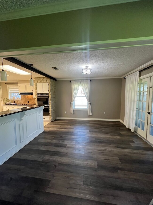 Building Photo - Ready In Benton!!