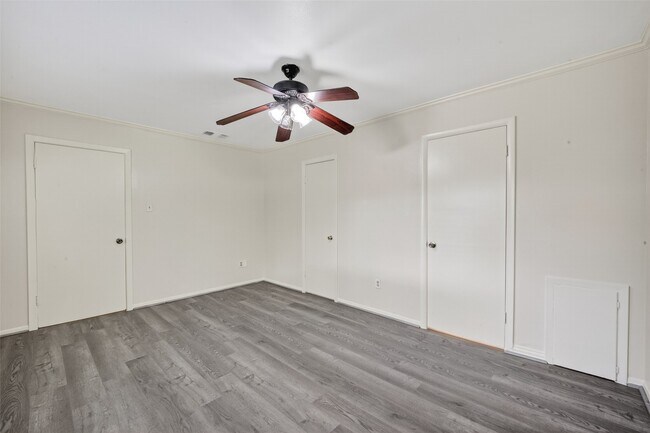 Building Photo - 9667 Meadowvale Dr