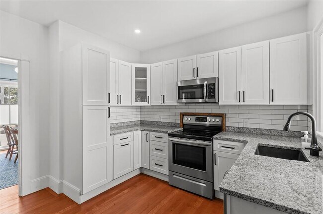 Building Photo - 15 1/2 Bayview Ave