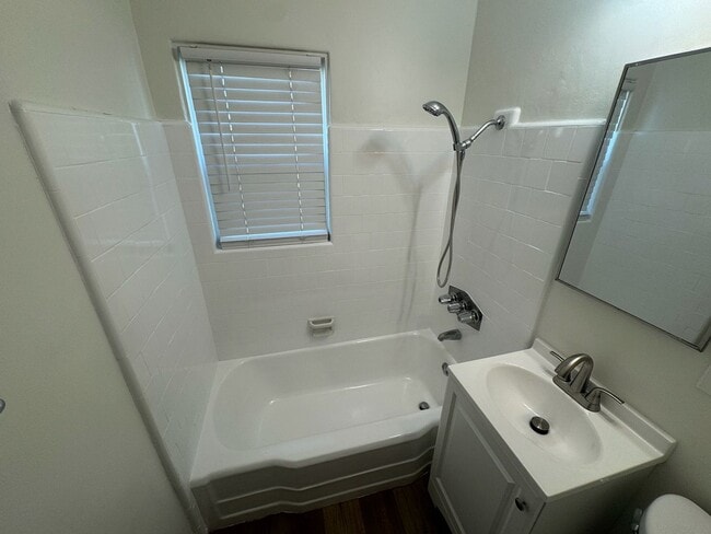 Building Photo - Newly Renovated Home