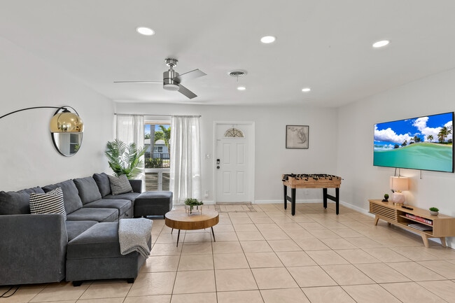 Building Photo - 1761 NE 55th St