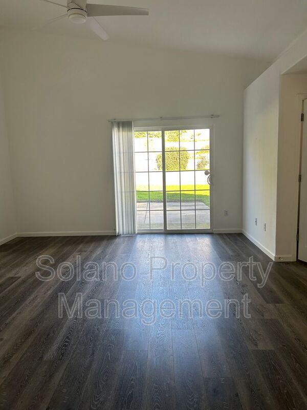 Building Photo - 542 Fiesta Ct