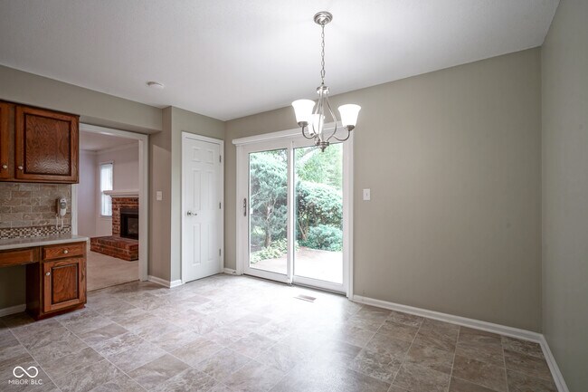 Building Photo - 10924 Lakeshore Dr W