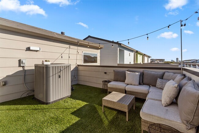 Building Photo - 2104 Dennis St