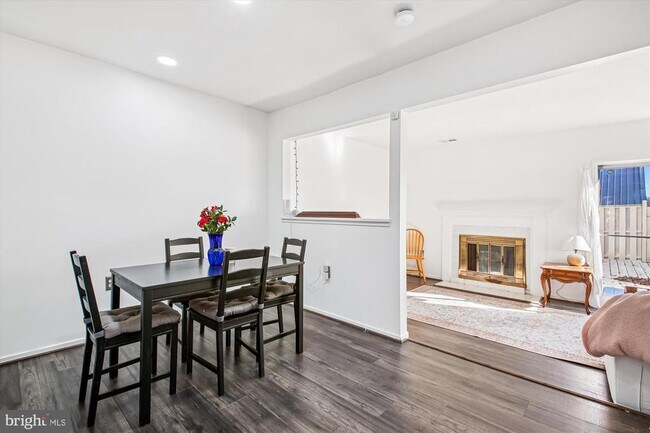 Building Photo - 8703 Village Green Ct