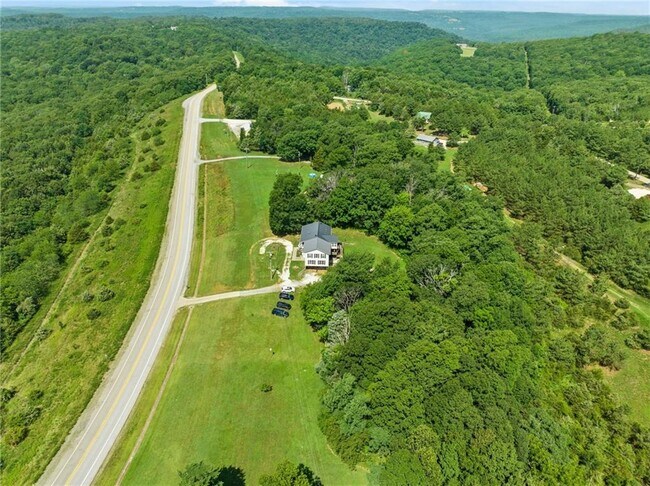 Building Photo - 10940 Devils Den Rd