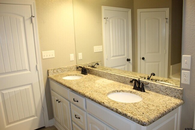 Building Photo - 1811 Spruce Pine Lane