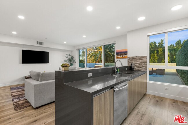 Building Photo - 4806 Sylmar Ave