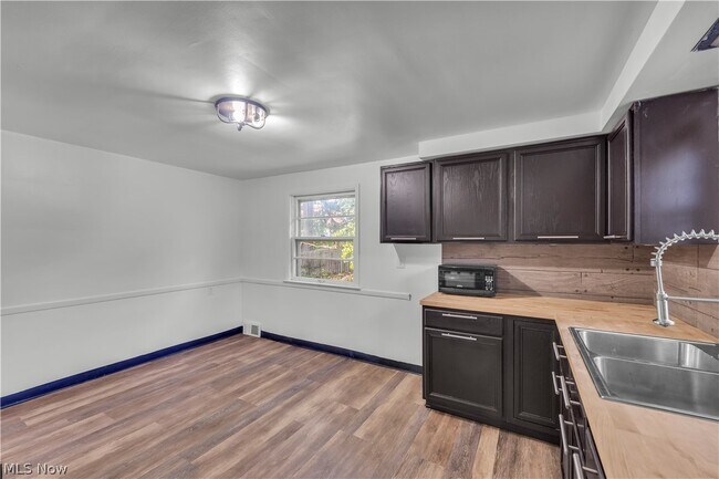 Building Photo - 77 Solon Rd