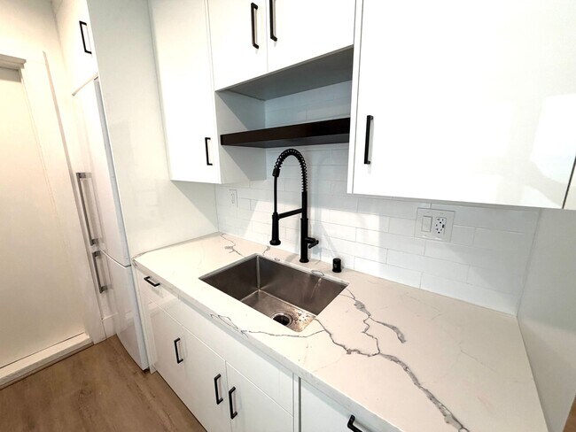 Building Photo - Beautifully Renovated Midtown Sacramento Apartment with Private Backyard Patio!