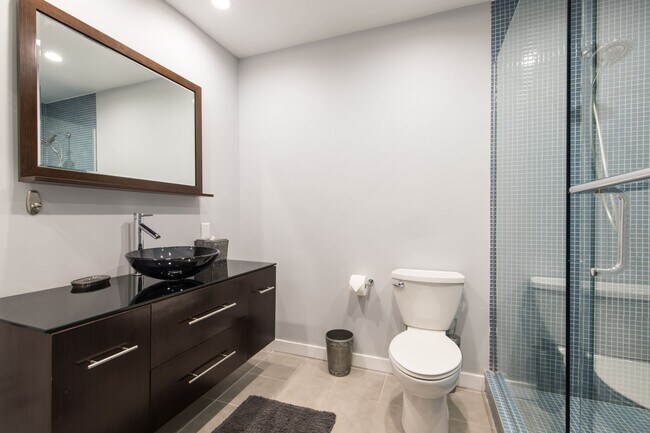 Building Photo - Spacious 2 BEDROOM/2 BATH Ample Closet Space Family Friendly