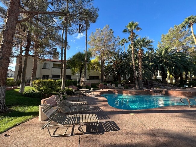 Building Photo - BEAUTIFUL UPGRADED CONDO/MANY AMENITIES - 3 BED, 2 BATH