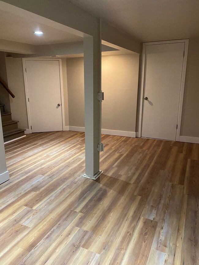 Building Photo - Sprawling home